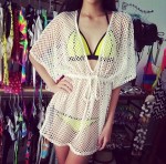 Nổi bật bản thân với áo khoác ren đi biển